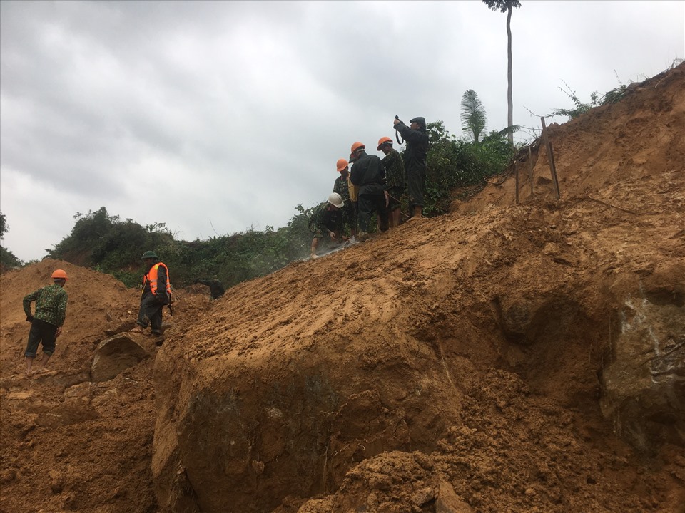 Lực lượng chức năng cho khoan đá, nổ mìn phá hủy những khối đá lớn để mở đường.