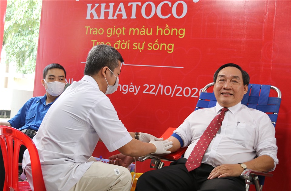 Lãnh đạo Tổng công ty Khánh Việt cùng cán bộ công nhân viên tham gia hiến máu nhân đạo. Ảnh: Phương Linh