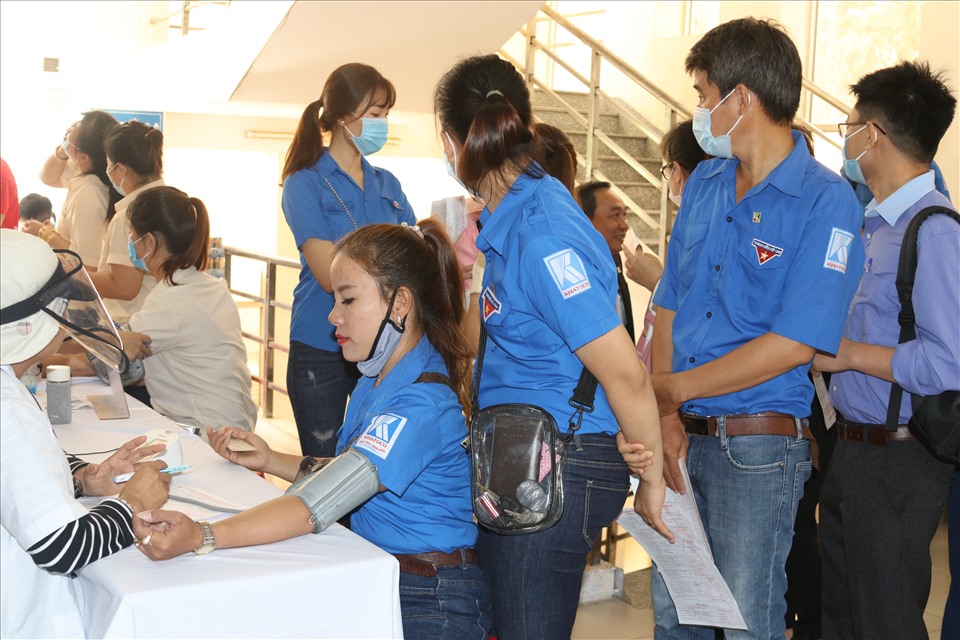 Đông đảo người lao động Khatoco tham gia hiến máu. Ảnh: Phương Linh