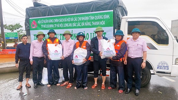 Những chuyến hàng thiện nguyện đầy nghĩa tình của các đơn vị trong hệ thống NHCSXH chia sẻ cùng đồng bào Quảng Bình.