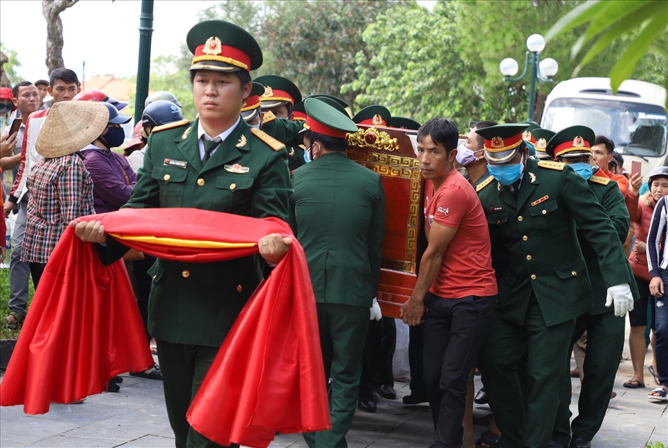 Linh cữu của liệt sĩ được các đồng đội đưa vào nghĩa trang an táng. Ảnh: Hưng Thơ.