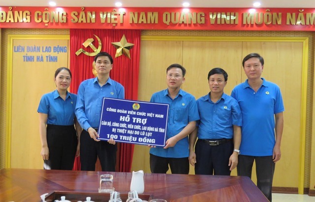 Đồng chí Ngọ Duy Hiểu trao tiền hỗ trợ của Công đoàn Viên chức Việt Nam cho Công đoàn Viên chức Hà Tĩnh để hỗ trợ cho cán bộ, đoàn viên, CNVCLĐ bị thiệt hại do lũ lụt.