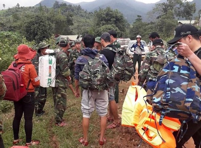 Tổ công tác gồm y bác sĩ, biên phòng, quân đội tình nguyện gùi thuốc men cắt đường rừng vào xã Hướng Việt để hỗ trợ khắc phục lũ lụt. Ảnh: Lam Nhi.