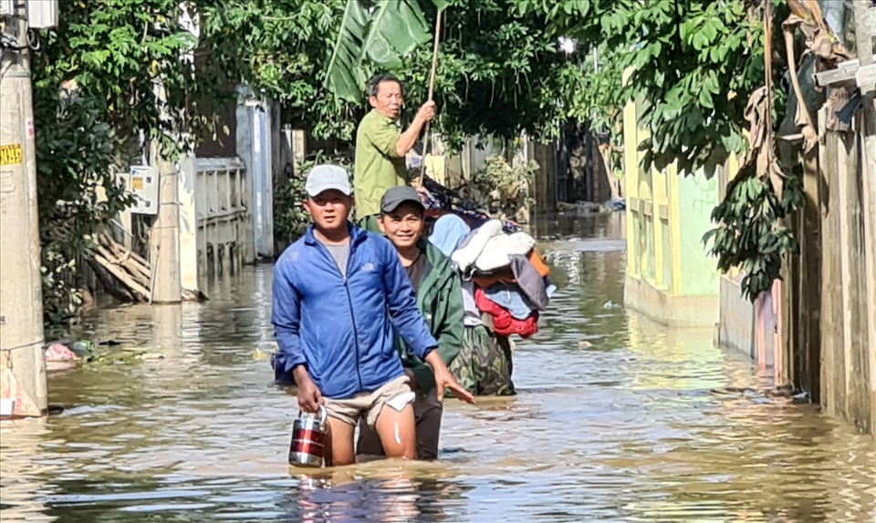 Tại nhiều địa bàn trên huyện Quảng Ninh đến chiều 22.10 vẫn ngập trong nước lũ. Ảnh: Lê Phi Long