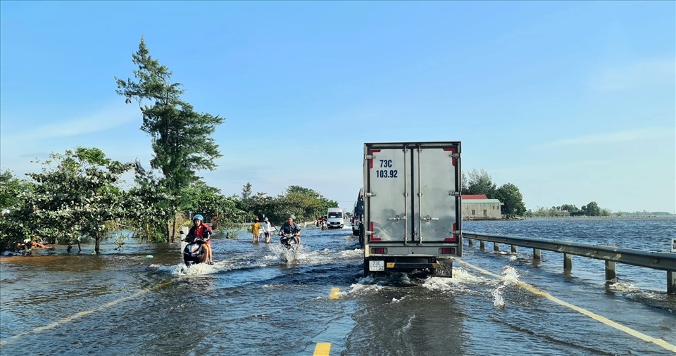 Quốc lộ 1A vẫn ngập nước đoạn qua xã Gia Ninh, huyện Quảng Ninh chiều 22.10. Ảnh: Lê Phi Long