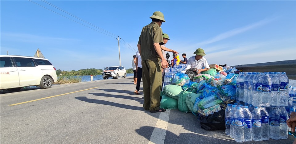 Hàng cứu trợ cho dân vùng lũ được tập kết dọc Quốc lộ 1A từ huyện Quảng Ninh đến huyện Lệ Thủy. Ảnh: Lê Phi Long