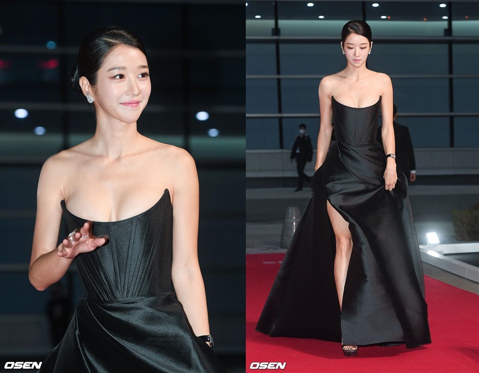 Chiều 22.10, Seo Yeji gây “bão” khi xuất hiện đầy quyến rũ trên thảm đỏ Lễ trao giải Buil Awards 2020. Đây là lần đầu tiên nữ diễn viên xuất hiện công khai trước công chúng kể từ khi kết thúc bộ phim truyền hình “Điên thì có sao“. Ảnh: