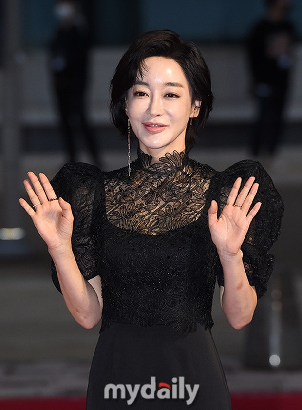 Kim Hye Eun xuất hiện với gương mặt già nua, cứng đờ.