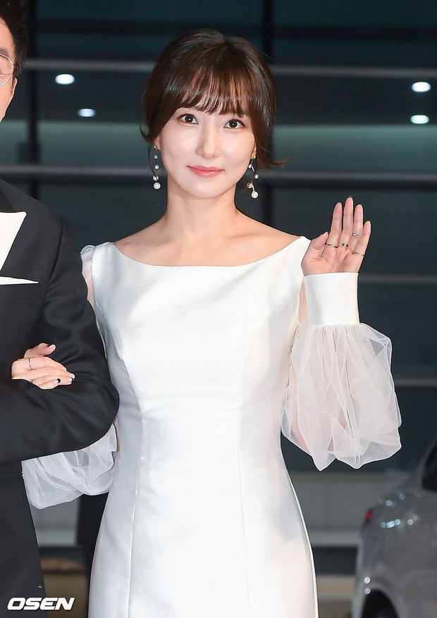 Nữ diễn viên Lee In Hye thanh tú trong chiếc đầm trắng đơn giản. Ảnh: