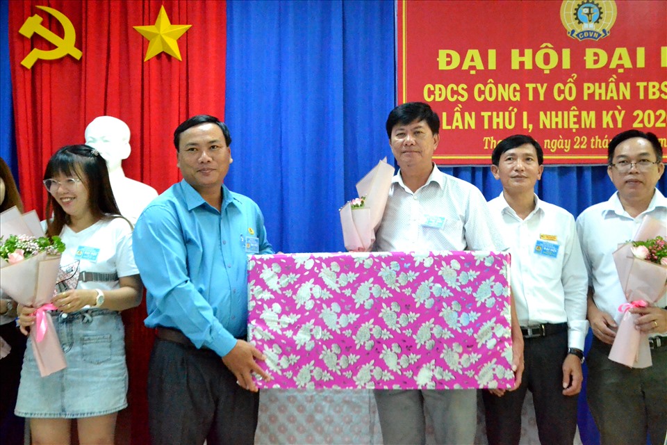 ông Trương Tung Sơn - Chủ tịch LĐLĐ huyện Thoại Sơn tặng quà cho Ban chấp hành.Ảnh: Lục Tùng