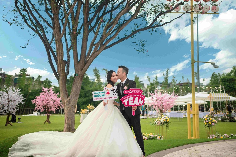 Đôi uyên ương Thanh Mai – Duy Anh vô cùng hài lòng với không gian tiệc cưới nhiều điểm nhấn: đường hoa anh đào, đường đèn lồng… tại khuôn viên Vinhomes Smart City