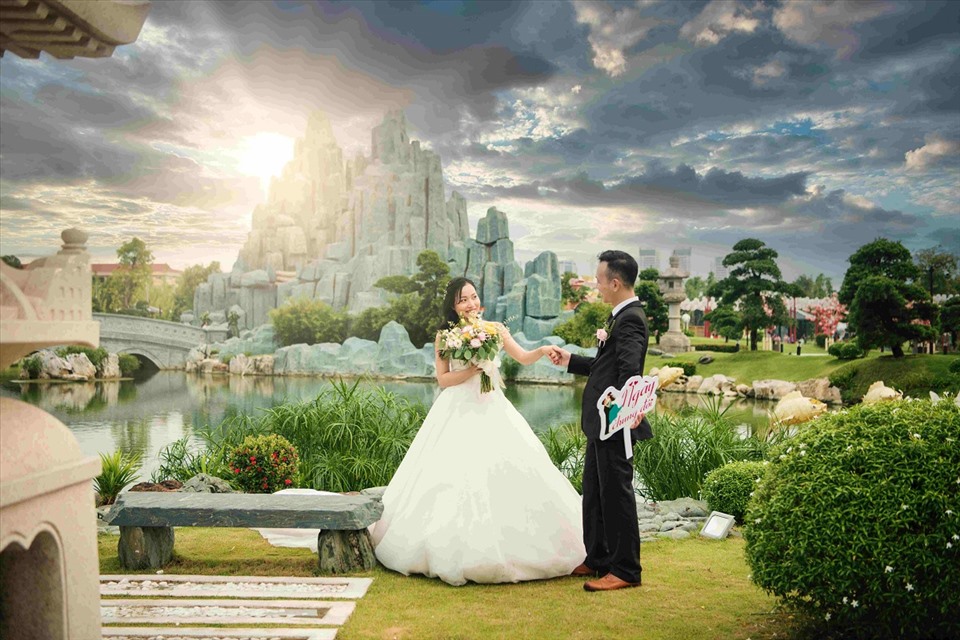 Không mất thêm một buổi chụp hình pre-wedding, cặp đôi đã có ngay những bức ảnh cưới lung linh ngay tại ngày diễn ra buổi lễ với cảnh quan đẹp mắt của thác đá, công viên đèn lồng, rừng tre, hồ cá Koi… tại Vườn Nhật – Vinhomes Smart City