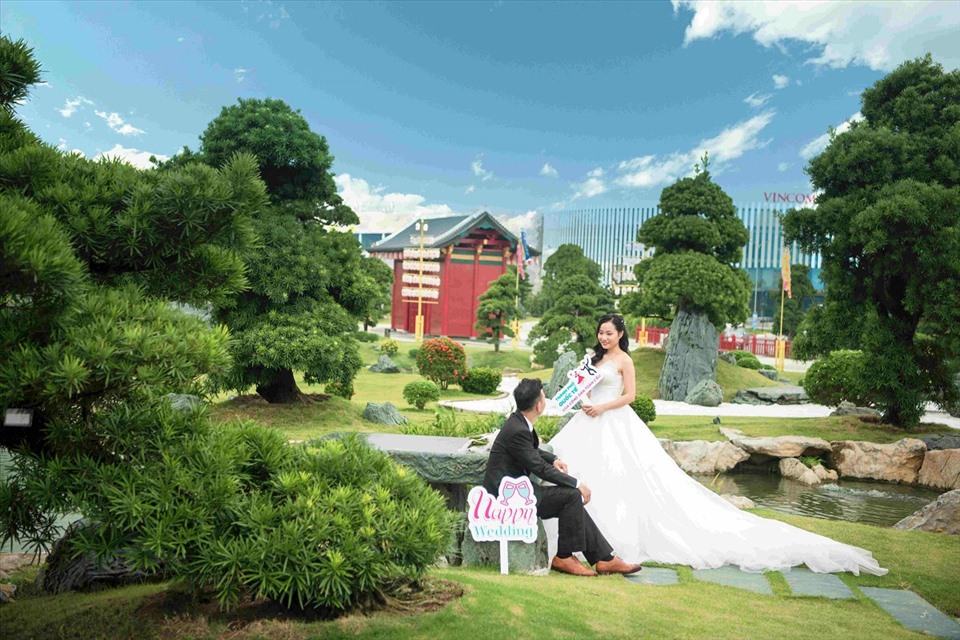 Những bức ảnh cưới ấn tượng, là sự kết hợp hoàn hảo giữa không gian thiên nhiên trữ tình, khoáng đạt, mang dấu ấn Nhật Bản và các công trình tiện ích hiện đại của dự án như Trung tâm thương mại Vincom MegaMall