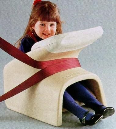 Vào năm 1968, Hãng Ford cho ra đời ghế trẻ em trên ô tô bằng nhựa plastic và có tấm đệm ở phần trước mặt trẻ để bảo vệ an toàn cho trẻ nếu có va đập. Ảnh: goodhousekeeping.com