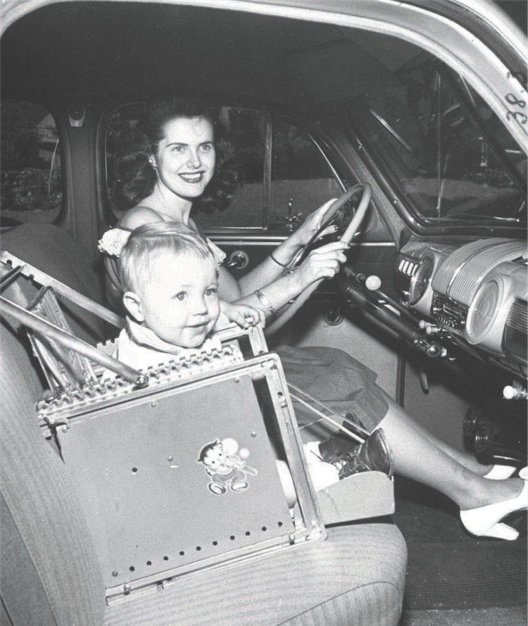 Còn đây là mẫu ngồi dành cho trẻ em trên ô tô xuất hiện vào thập niên 1940. Ở mẫu ghế này, trẻ ngồi có thể nhìn ra ngoài cửa sổ, nhưng vẫn không an toàn cho trẻ em. Ảnh: goodhousekeeping.com