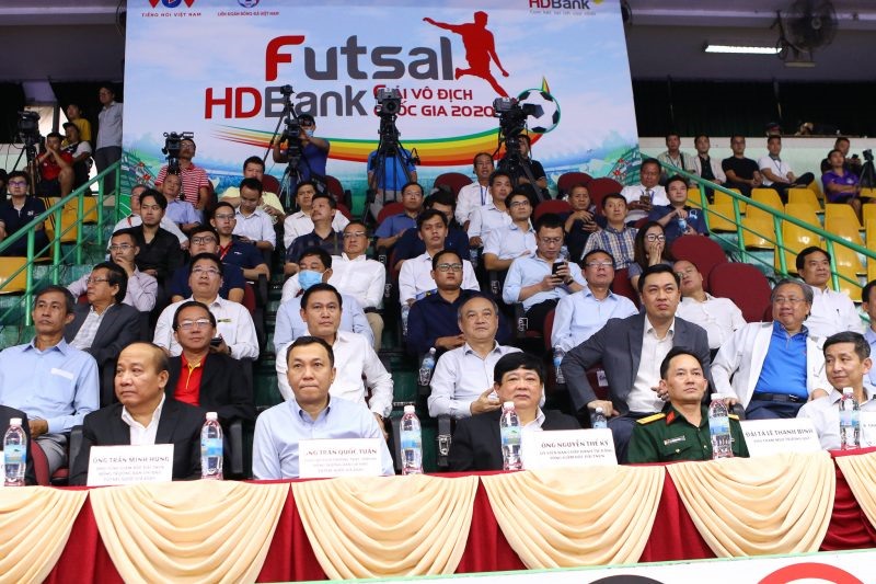 Lễ bế mạc giải Futsal vô địch quốc gia 2020 có sự hiện diện của lãnh đạo Ủy ban Olympic Việt Nam, Tổng cục TDTT, Đài Tiếng nói Việt Nam, Liên đoàn bóng đá Việt Nam, Ban chỉ đạo giải, các nhà tài trợ, đại diện lãnh đạo các sở ngành TPHCM. Ảnh: BTC