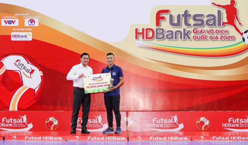 Ông Trần Anh Tú – Ủy viên thường trực ban chấp hành, Trưởng Ban futsal VFF trao giải thưởng Cầu thủ xuất sắc nhất cho Nguyễn Minh Trí của CLB Thái Sơn Nam.