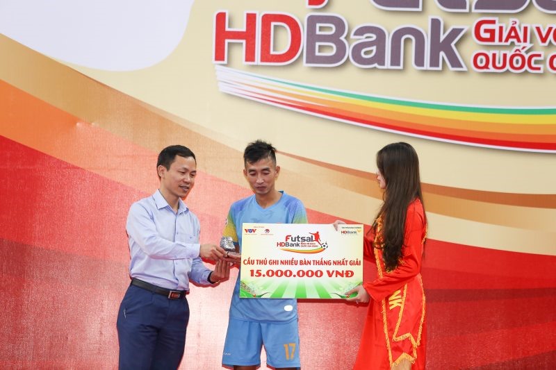 Lão tướng Phùng Trọng Luân khép lại mùa giải tuyệt vời với 22 lần lập công cho Savinest Sanatech Khánh Hòa, qua đó giành giải thưởng Cầu thủ ghi nhiều bàn thắng nhất giải. Ảnh: VFF