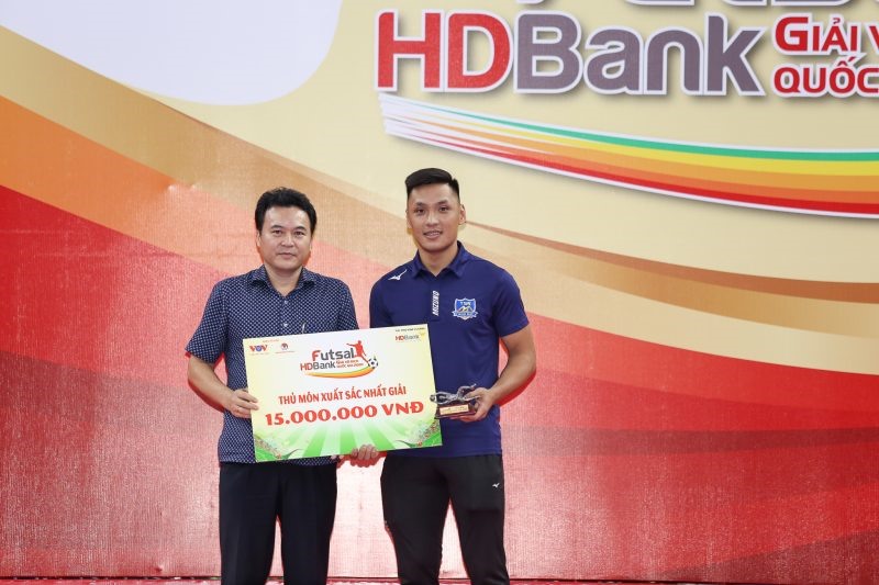 Thủ môn số 1 của Thái Sơn Nam và đội tuyển Futsal Việt Namm Hồ Văn Ý khẳng định tài năng với giải thưởng Thủ môn xuất sắc nhất giải. Ảnh: VFF