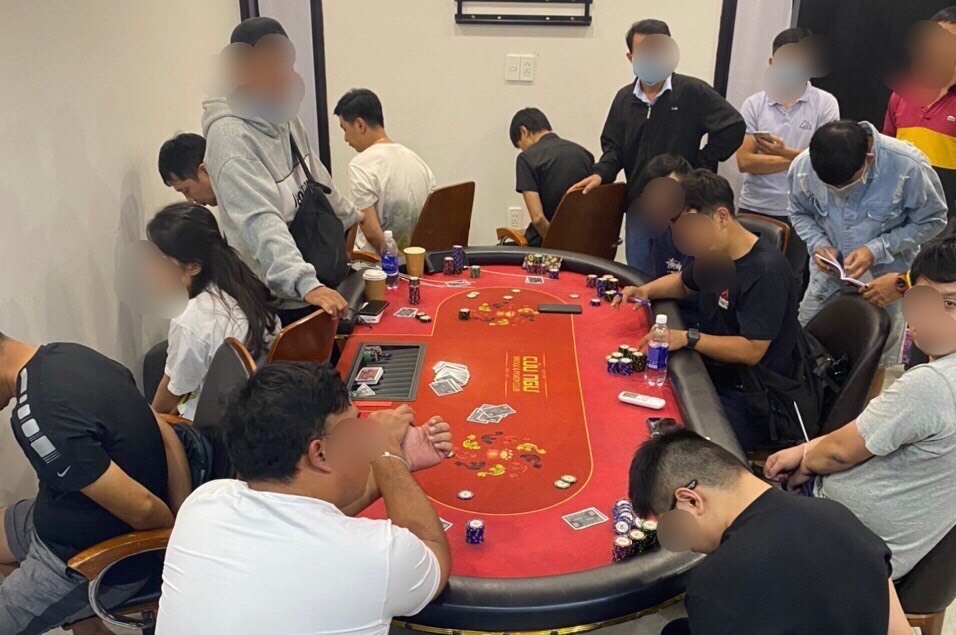 Lực lượng công an triệt phá sòng bạc hình thức chơi Poker. Ảnh: Công an TP Hồ Chí Minh