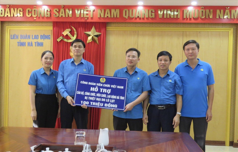 Ông Ngọ Duy Hiểu đã trao hỗ trợ số tiền 100 triệu đồng cho cán bộ, công chức, viên chức, người lao động Hà Tĩnh. Ảnh: Thái Nam