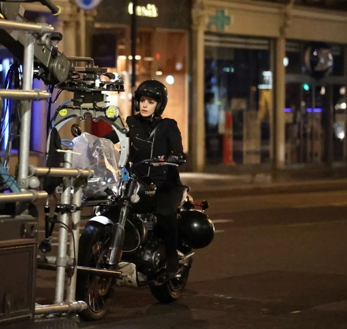 Anne Hathaway vào vai siêu trộm trong phim về COVID-19. Ảnh: Click.