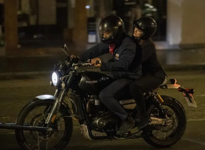 Anne Hathaway và Chiwetel Ejiofor thực hiện cảnh quay lái môtô cho phim “Lockdown“. Ảnh: Click.