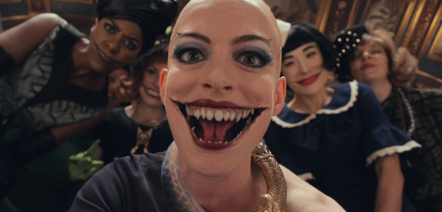 Tạo hình phủ thuỷ đáng sợ của Anne Hathaway trong “The Witches“. Ảnh: Click.