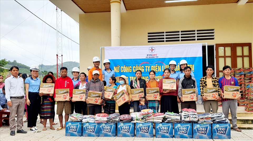 100 suất quà gửi đến bà con vùng lũ lụt ở xã Húc Nghì, huyện Đakrông
