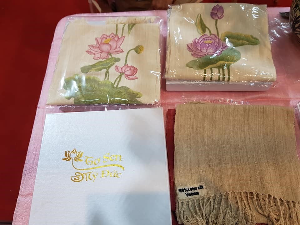 Sản phẩm khăn lụa tơ sen của nghệ nhân Phan Thị Thuận.