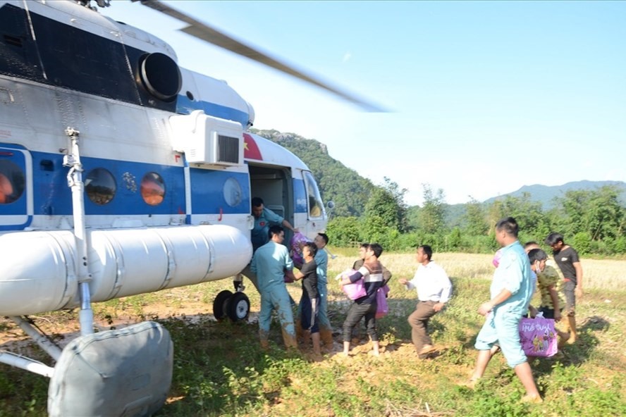 Đưa hàng cứu trợ từ trực thăng của Bộ Quốc phòng xuống tiếp tế cho xã Hướng Việt. Ảnh: Phan Vĩnh.