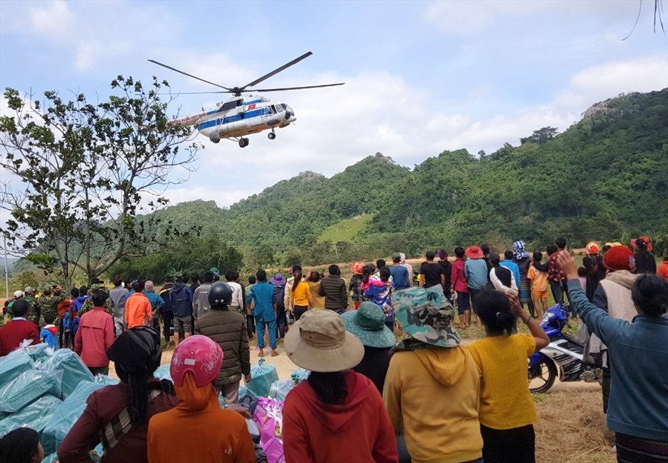 Trực thăng đến mang theo nhiều hi vọng khi có lương thực tiếp tế và người bệnh được chuyển ra ngoài an toàn.