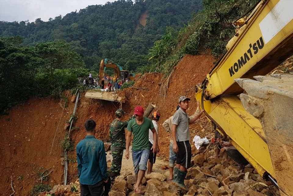 Trước đó, do mưa lớn gây nên tình trạng sạt lở đất, khiến đường Hồ Chí Minh nhánh Tây có nhiều đoạn như bị dội bom. Trong ảnh, người dân tiếp tế lương thực qua đoạn đường bị sạt lở bằng dây.