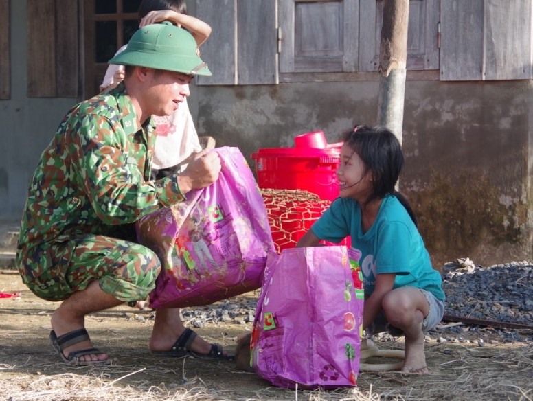 Có lương thực, có sự hỗ trợ hết lòng của Biên phòng Đồn Hướng Lập và đoàn cán bộ không quản ngại gian khó, hiểm nguy vượt rừng vào với đồng bào khiến người dân nơi đây ấm lòng.