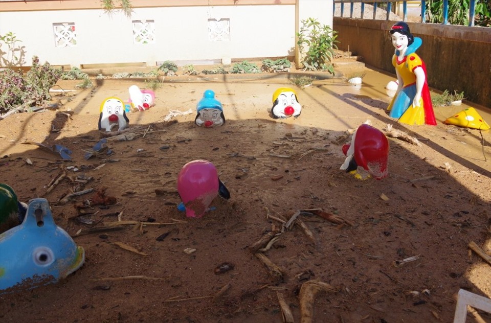 Khu vui chơi của trẻ ở trường mầm non ngập trong bùn đất.