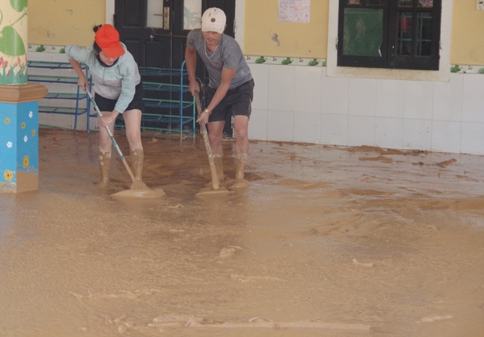 Sau gần 1 tuần từ lúc sạt lở đất gây nên cảnh hỗn độn, một số nơi ở Hướng Việt đã bắt tay vào dọn dẹp.