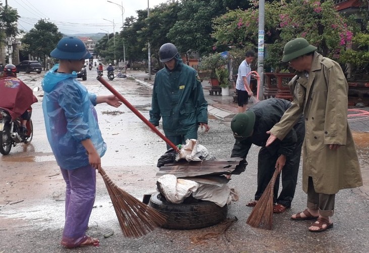 Lực lượng vũ trang Quảng Trị hỗ trợ người dân, các nhà trường dọn vệ sinh sau lũ. Ảnh: Hưng Thơ