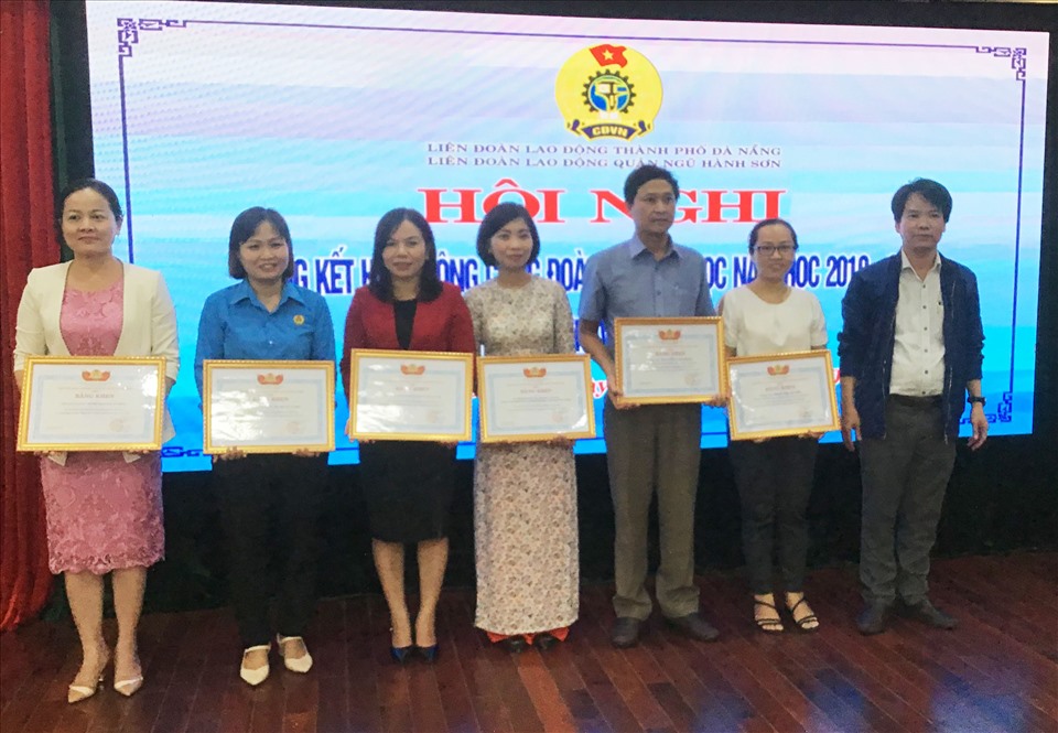 LĐLĐ quận Ngũ Hành Sơn khen thưởng các cá nhân, tập thể có thành tích xuất sắc trong hoạt động CĐ năm học 2019-2020. Ảnh: Thái Bình