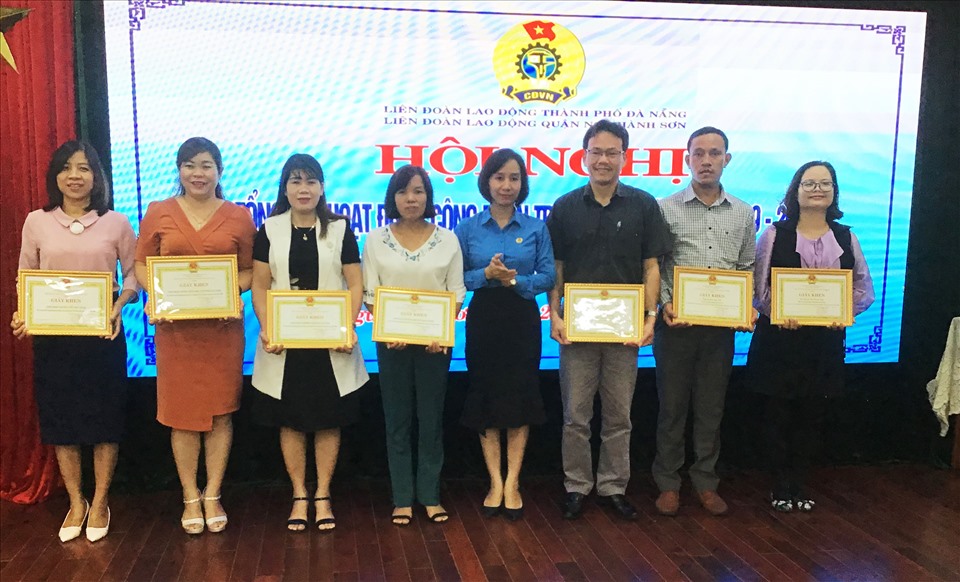 Chủ tịch LĐLĐ quận Ngũ Hành Sơn Nguyễn Thị Hải vân (thứ 4 bên phải qua) khen thưởng các cá nhân, tập thể có thành tích trong hoạt động CĐ năm học 2019-2020. Ảnh: Thái Bình
