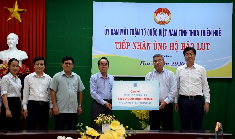 Đoàn công tác của Tập đoàn trao hỗ trợ cho tỉnh Thừa Thiên - Huế