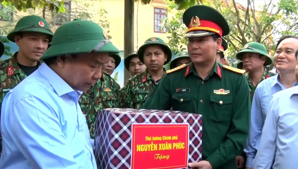 Thủ tướng tặng quà và động viên cán bộ chiến sỹ Bộ Chỉ huy Quân sự tỉnh Quảng Bình. Ảnh: Lê Phi Long