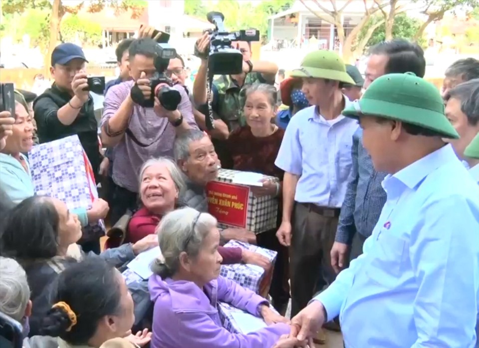 Thủ tướng tặng quà và động viên người dân huyện Quảng Ninh sau mưa lũ. Ảnh: Lê Phi Long