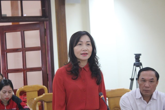 Bà Nguyễn Thị Mai Thủy - Phó Chủ tịch MTTQVN tỉnh Hà Tĩnh thông tin công tác tiếp nhận cứu trợ. Ảnh: TT.