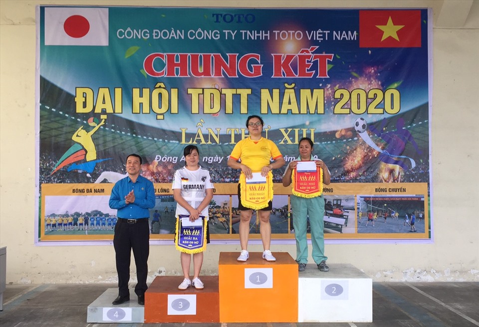 Chủ tịch Công đoàn các Khu công nghiệp - Khu chế xuất Hà Nội Đinh Quốc Toản (bên trái ảnh) trao phần thưởng cho các vận động viên đạt thành tích cao. Ảnh: CĐKCN