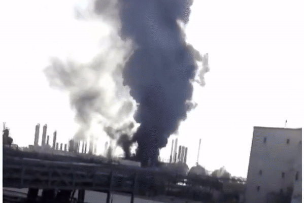 Khói đen bốc lên từ nhà máy hoá dầu Iran. Ảnh: Twitter
