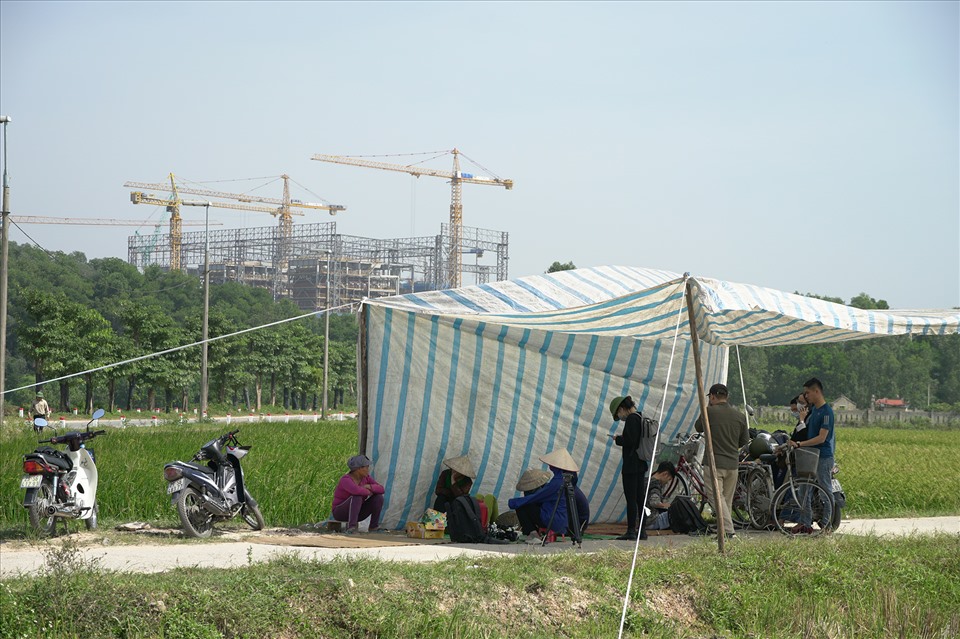 Người dân hai xã Nam Sơn và Hồng Kỳ lần thứ hai trong năm nay dựng lều bạt ngăn xe vào bãi Nam Sơn. Ảnh: Tạ Quang