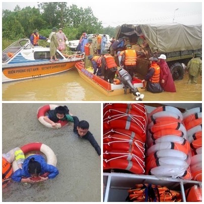 Chính phủ cấp xuất xuồng và phao cứu sinh hỗ trợ người dân miền Trung chống lũ lụt và bão số 8. Ảnh: VGP