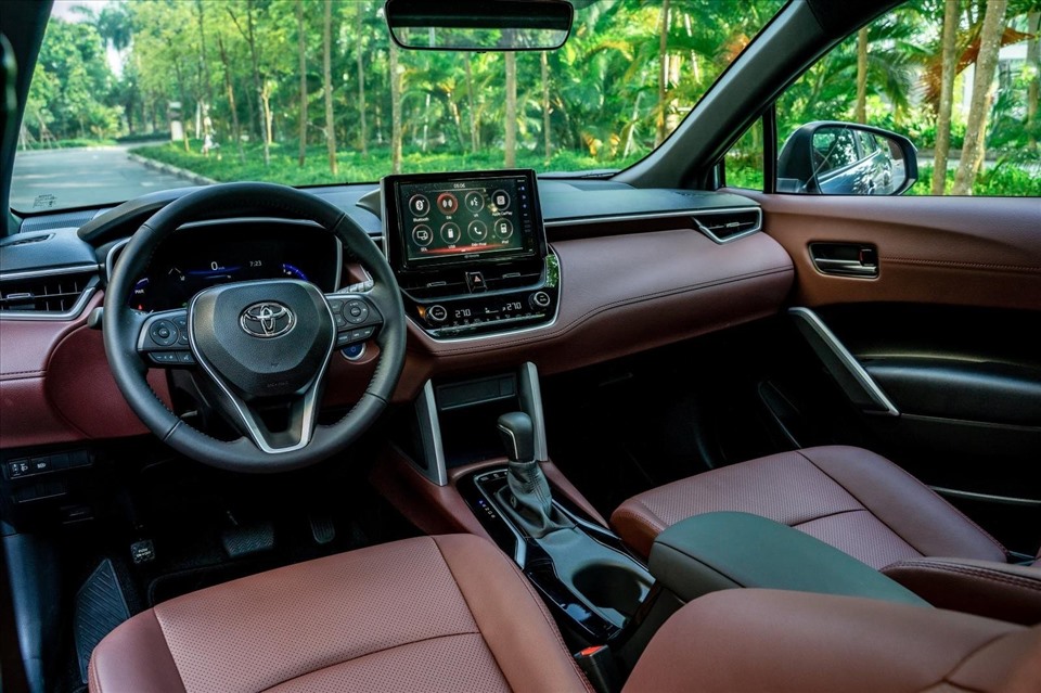 Cận cảnh nội thất khoang lái của Toyota Corolla Cross 2020. Ảnh: Carmudi.