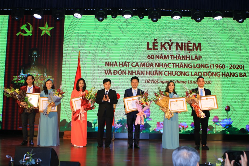Phó Chủ tịch UBND TP Ngô Văn Quý trao Bằng khen của UBND TP Hà Nội những  tập thể, cá nhân có thành tích xuất sắc của Nhà hát. Ảnh: NVCC.