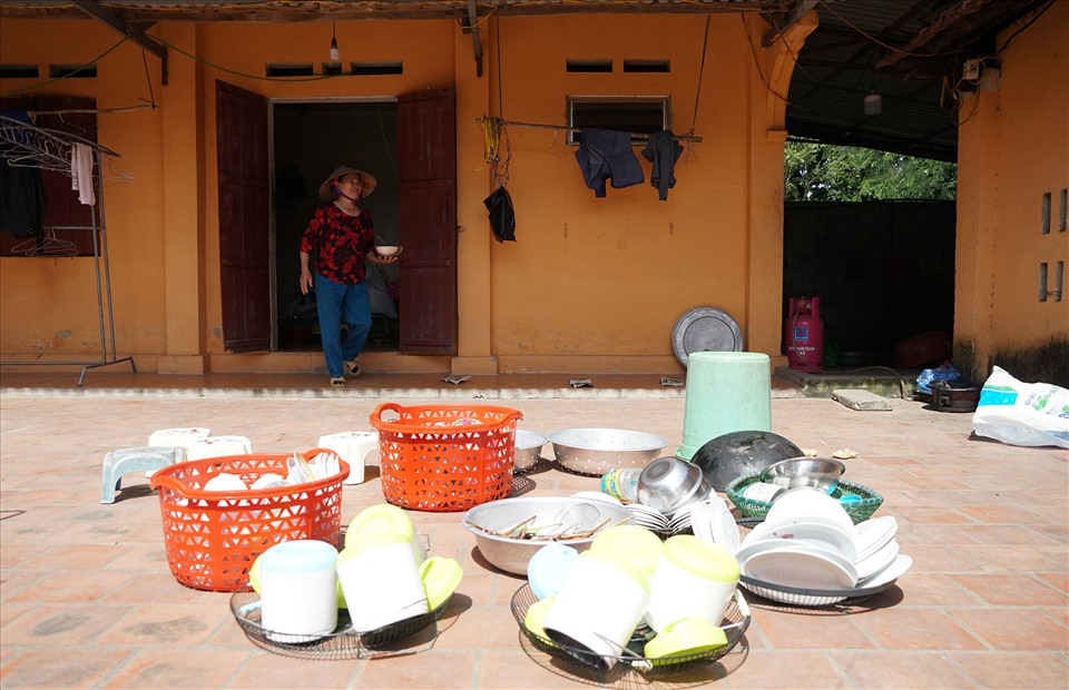 Gia đình ông Nguyễn Minh Đài (thôn Đông Hạ, xã Nam Sơn) phải phơi hết bát đũa, dụng cụ sinh hoạt ra nắng để tránh ruồi nhặng.